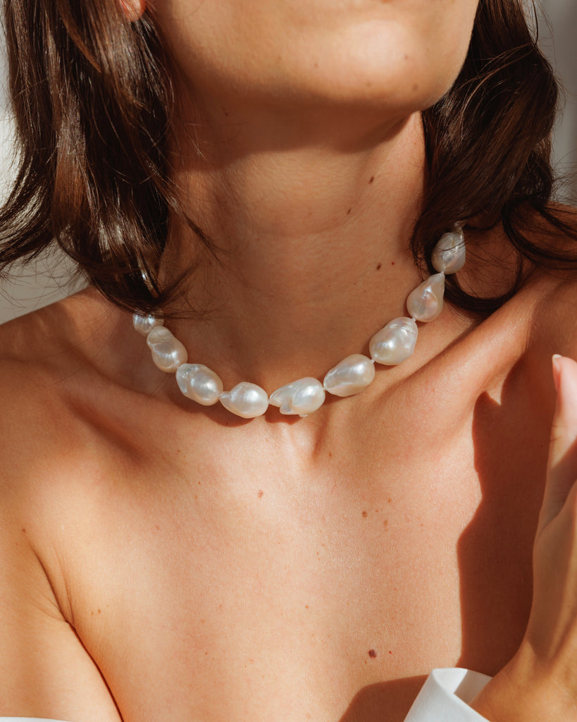 Baroque pearl collar