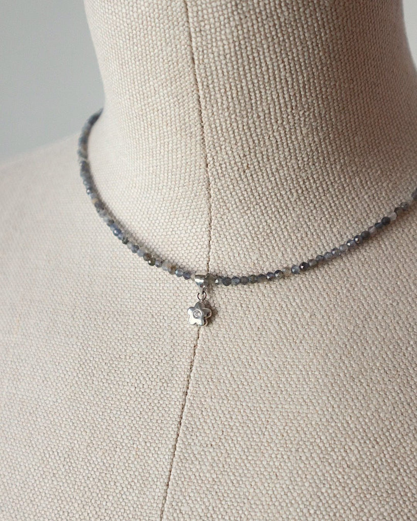 Diamond cut flower necklace - Iolite